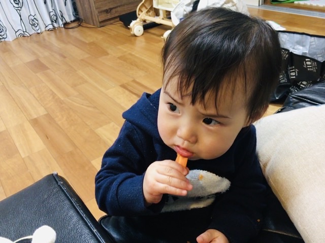 赤ちゃんもむしゃむしゃ食べる美味しい人参